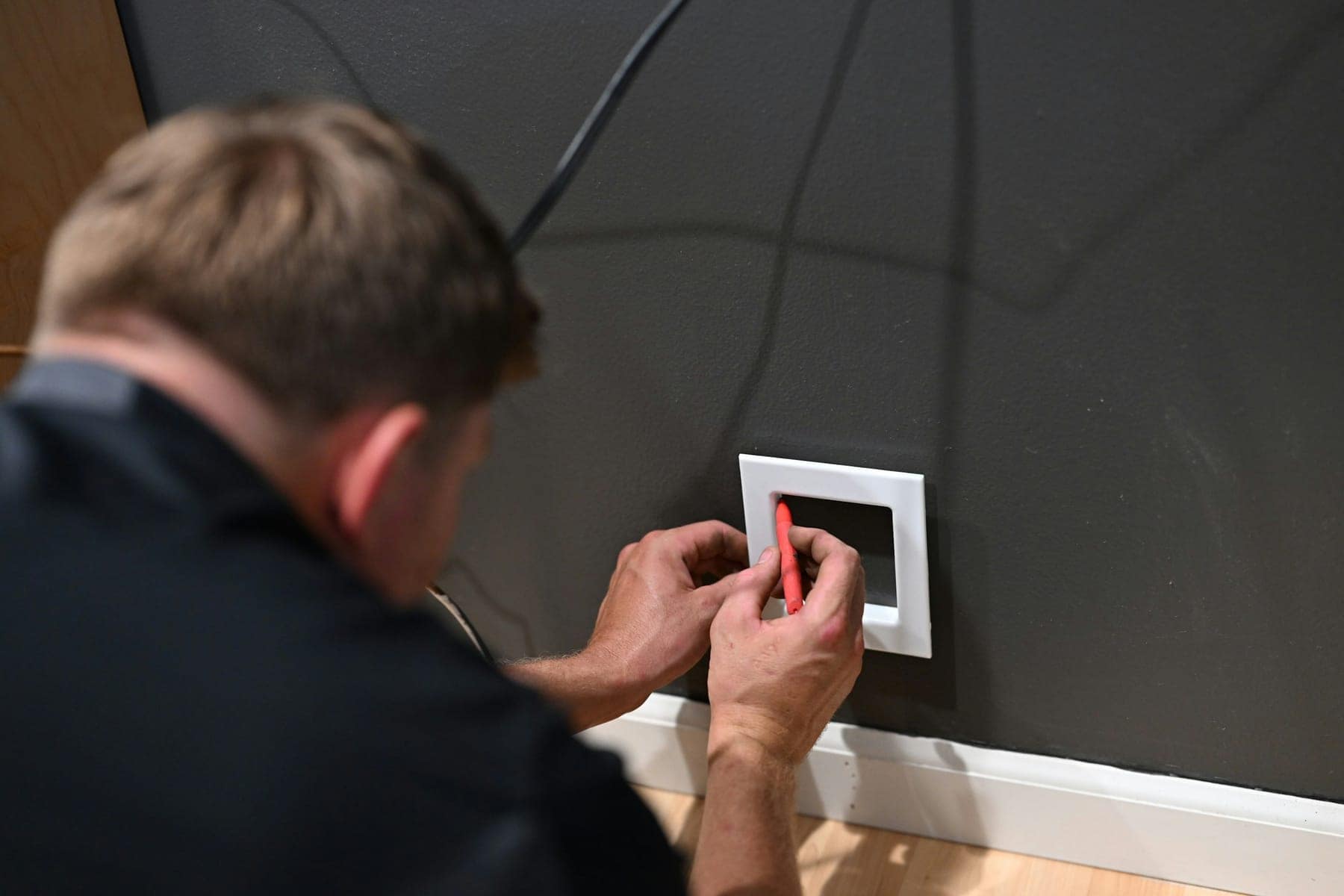 Elektriker montiert einen Schalter